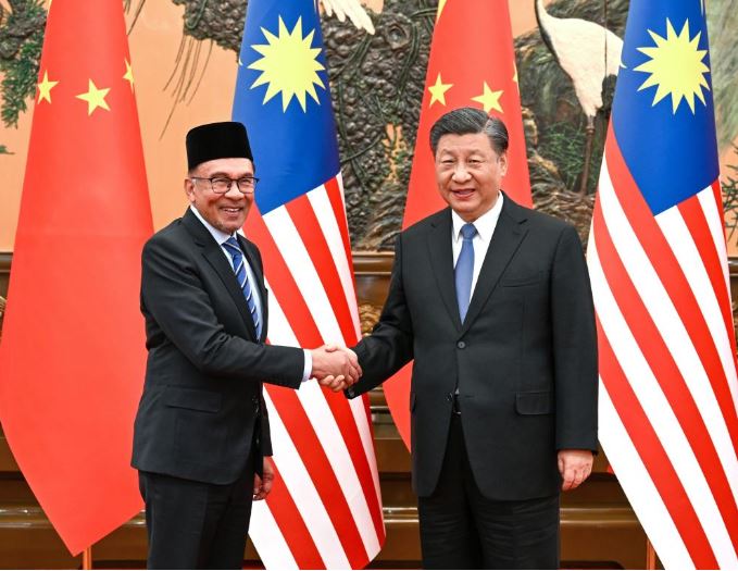 الرئيس الصيني شي جين بينغ يلتقي برئيس الوزراء الماليزي داتوك سيري أنور إبراهيم