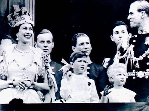 صور ولقطات نادرة لملك بريطانيا المتوج تشارلز الثالث