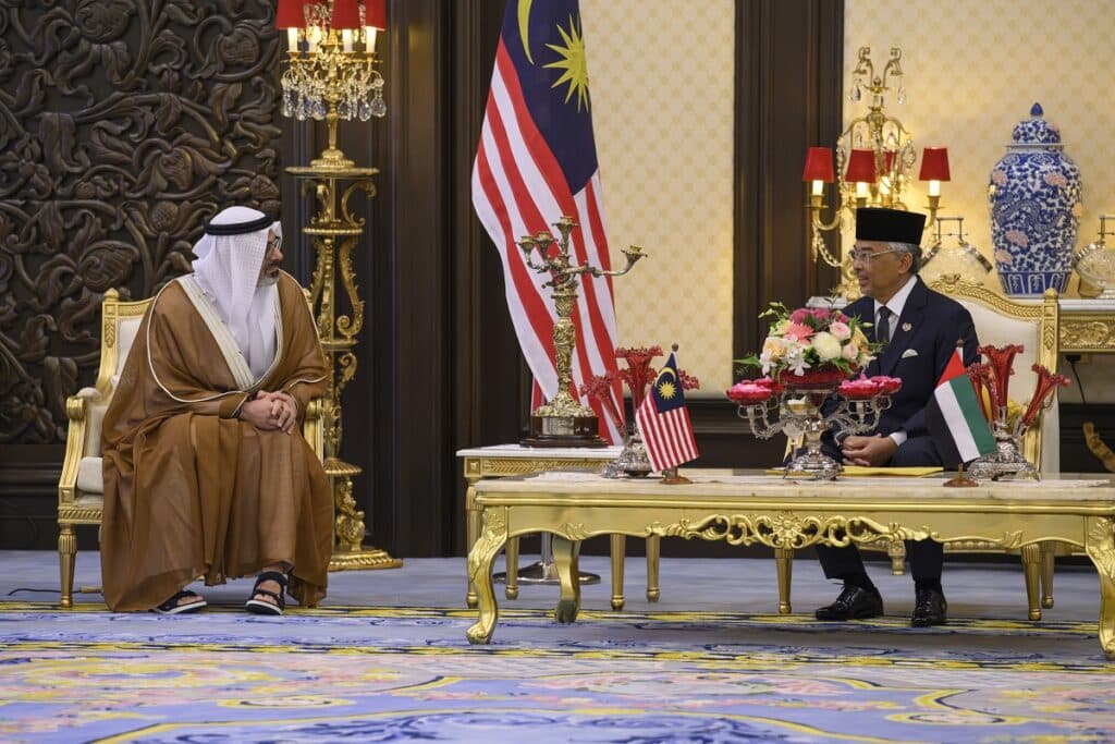 ملك ماليزيا يستقبل ول عهد أبوظبي خالد بن محمد بن زايد