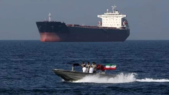 الزوارق الإيرانية لحاملات النفط