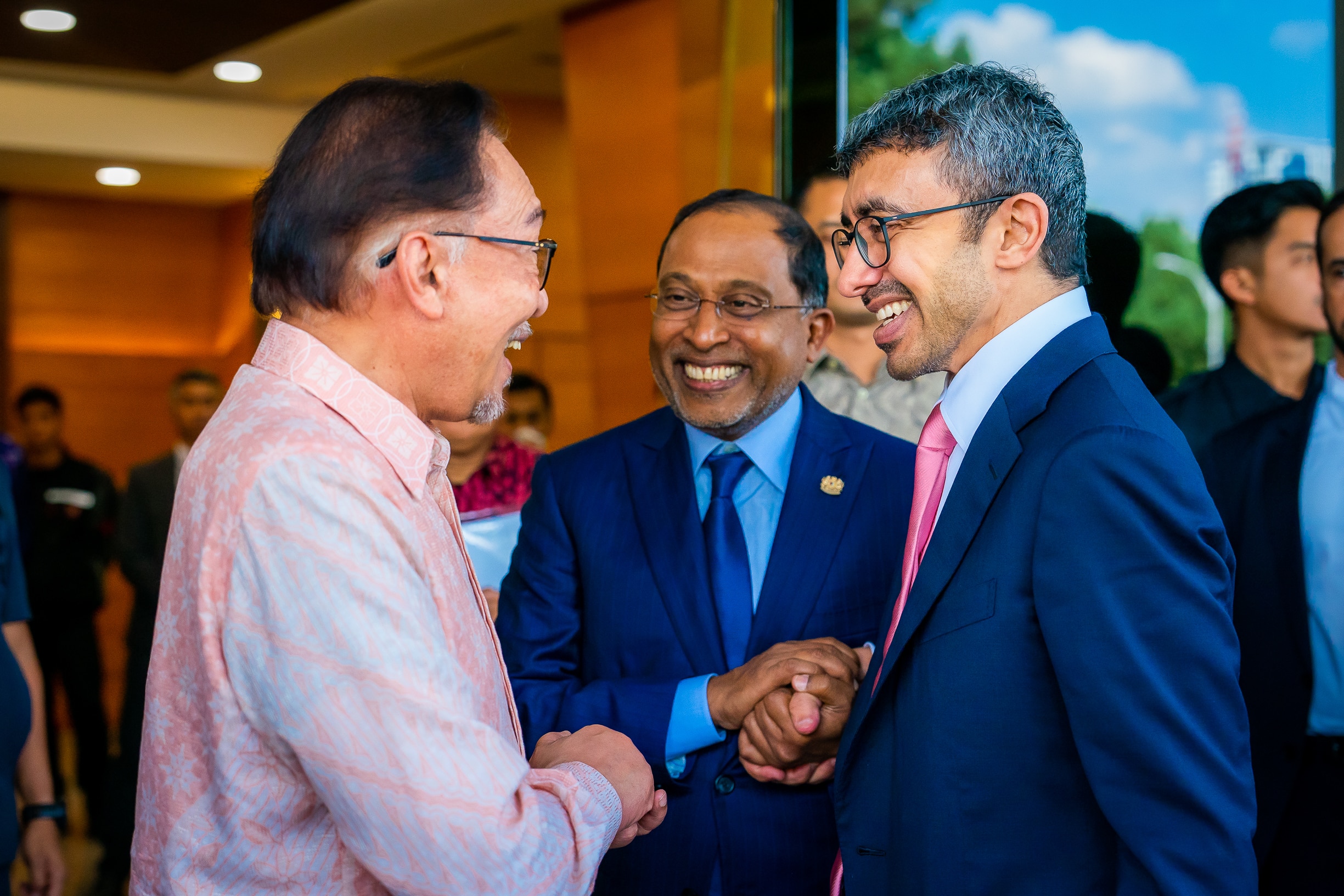 وزير خارجية الإمارات ورئيس وزراء ماليزيا يبحثان تعزيز علاقات