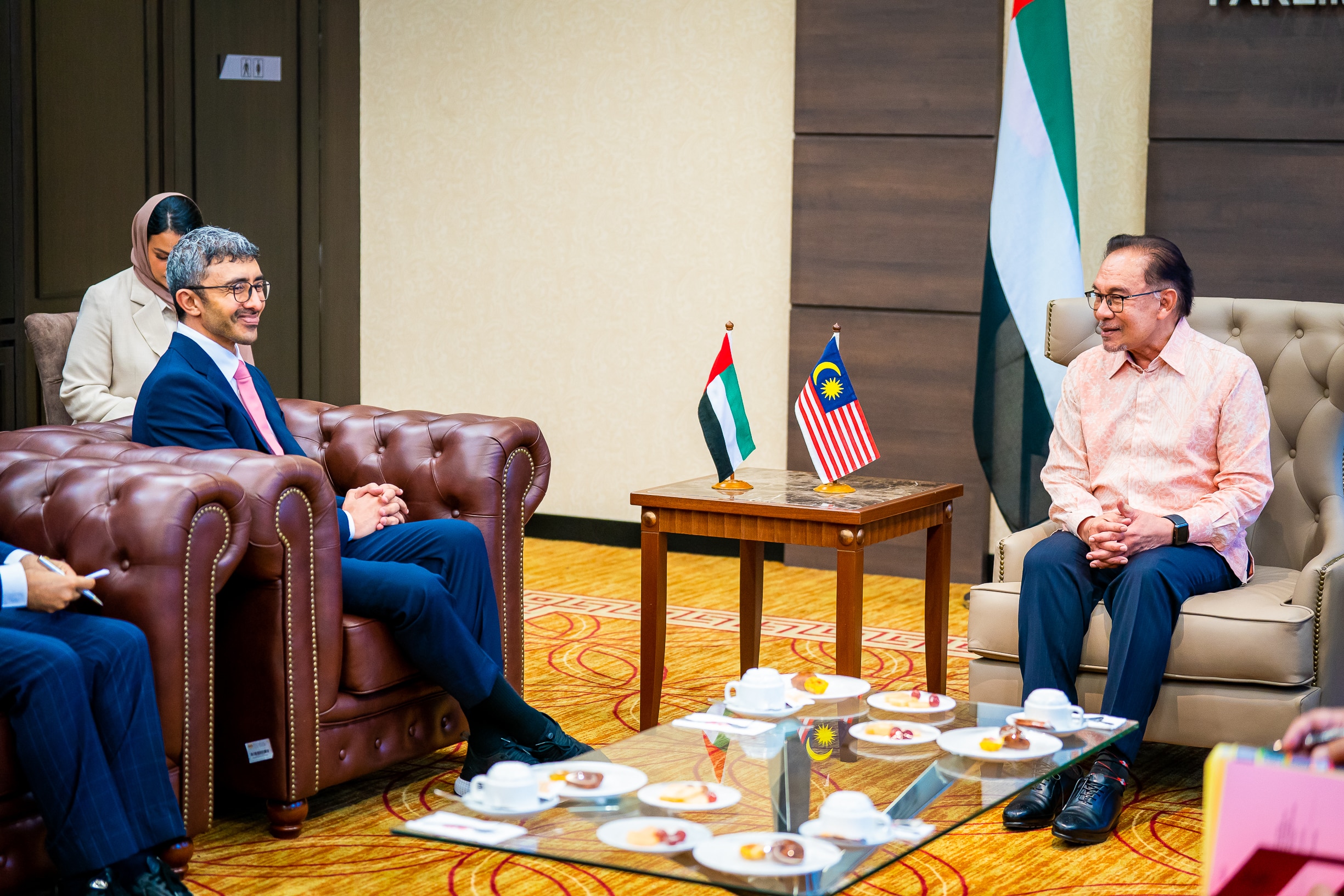 وزير خارجية الإمارات ورئيس وزراء ماليزيا يبحثان تعزيز علاقات
