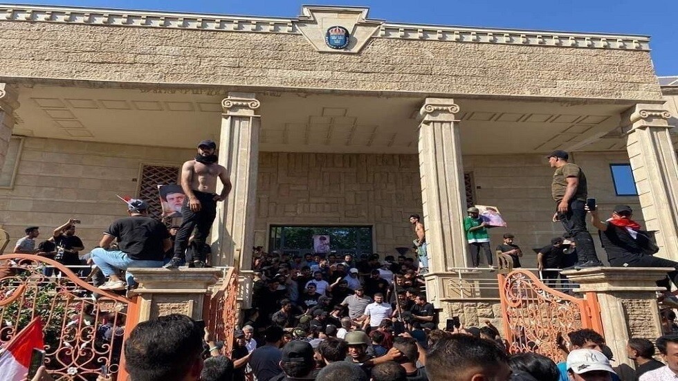 عراقيون يقتحمون السفارة السويدية احتجاجًا على حرق المصحف