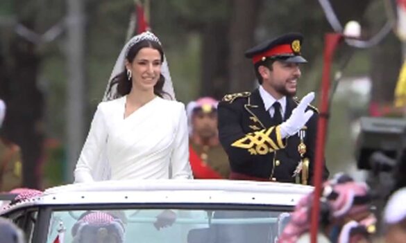 ولي العهد الأردني يلقي التحية على المواطنين في حفل زفافه