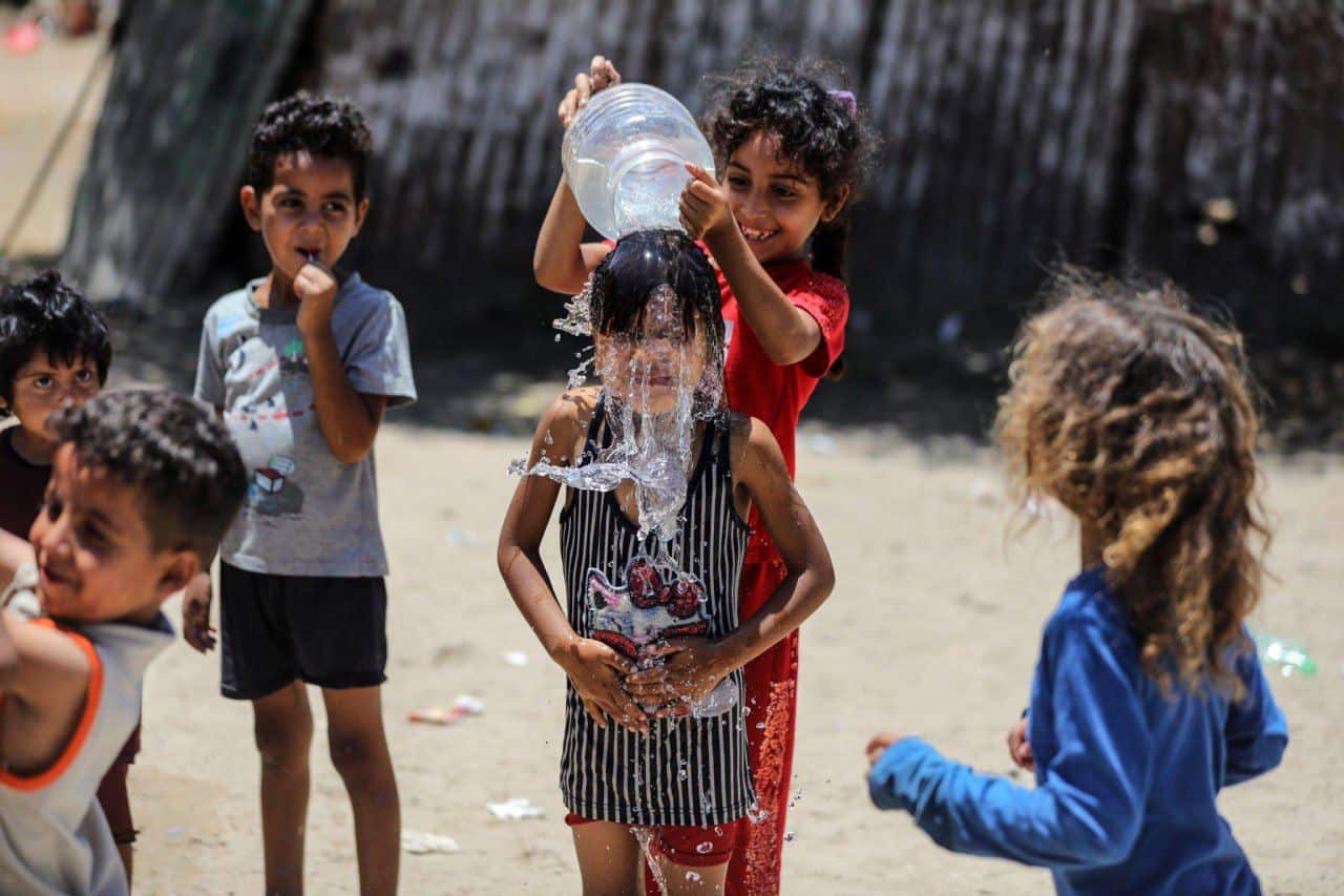 صور| أطفال غزة يواجهون حرارة الطقس بهذه الطريقة