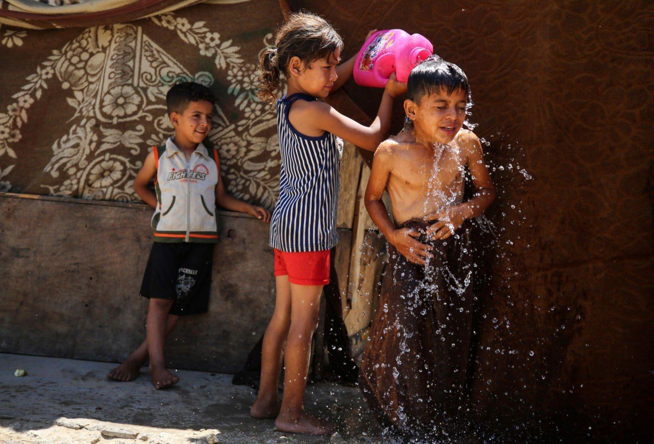 صور| أطفال غزة يواجهون حرارة الطقس بهذه الطريقة