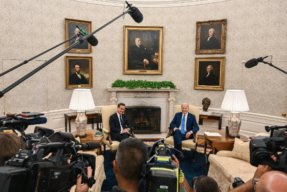 التقى الرئيس بايدن برئيس الوزراء السويدي أولف كريسترسون في البيت الأبيض .
