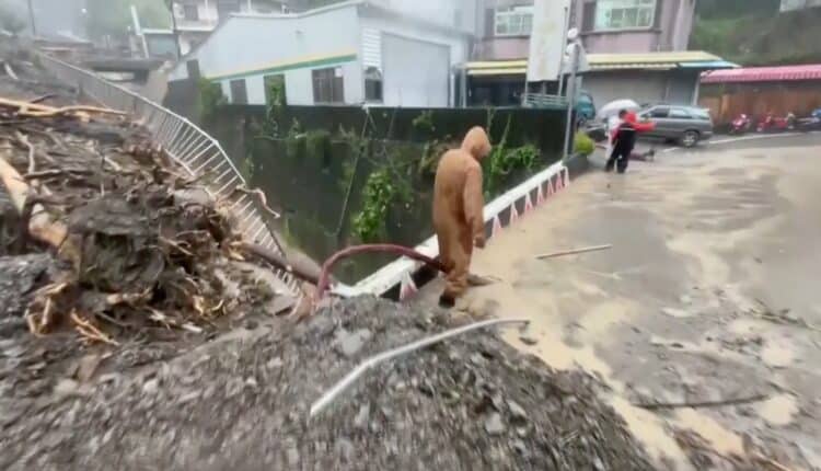 دمار كبير وسط تايوان في أعقاب إعصار خانون