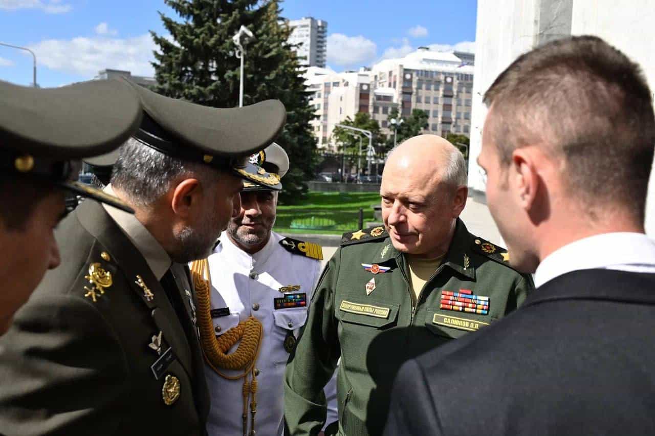 استقبال قائد القوات البرية الروسية، أوليج ساليكوف لنظيره الإيراني، كيومرث حيدري