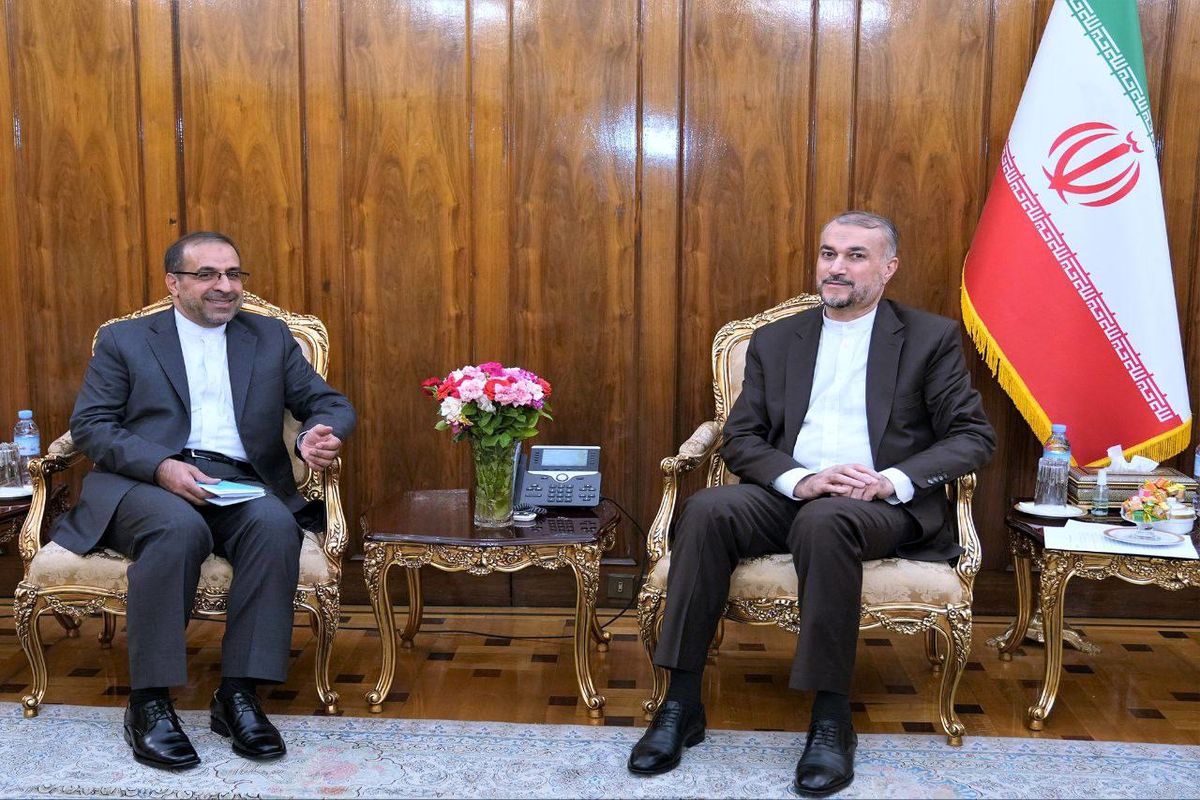 وزير الخارجية الإيراني، حسين عبداللهيان، خلال اجتماعه مع سفير طهران لدى نيودلهي، ايرج الهي