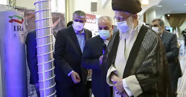 المرشد الإيراني يتفقد انجازات نووية