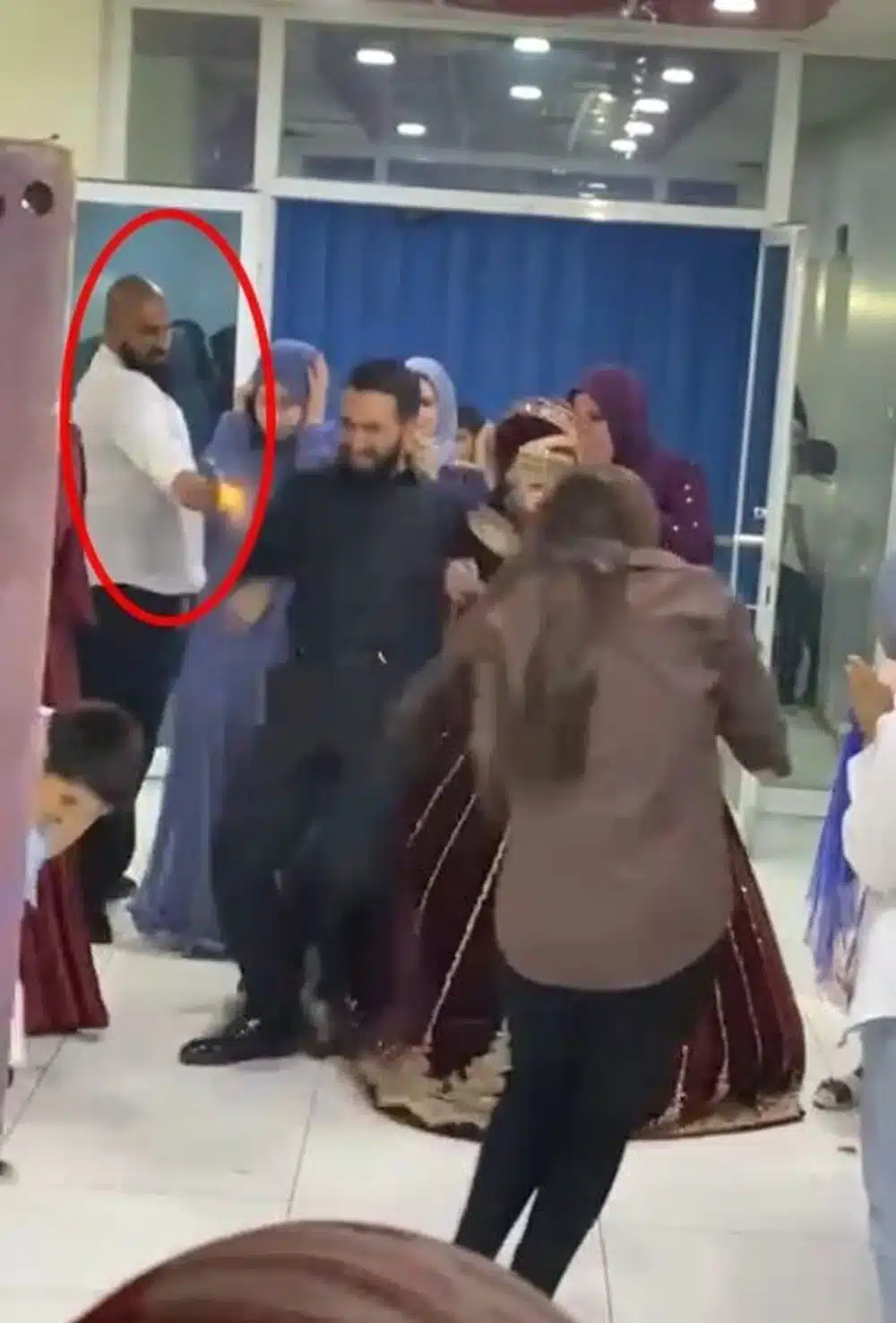 فيديو| شاب تركي يُطلق النار على العريس في زفاف حبيبته السابقة