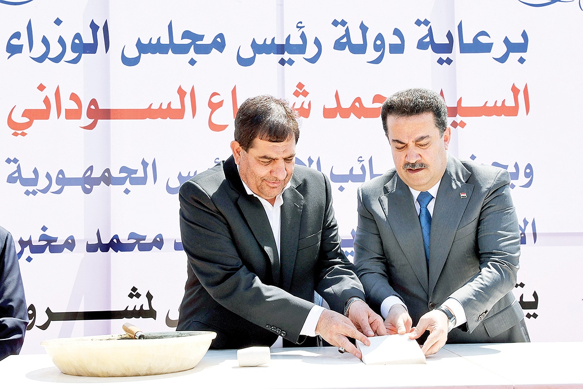 رئيس الوزراء العراقي محمد شياع السوداني، يضع حجر الأساس لمشروع الربط السككي شلمجة-البصرة، المشترك مع إيران