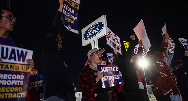 إضراب عمال مصانع السيارات الأمريكية