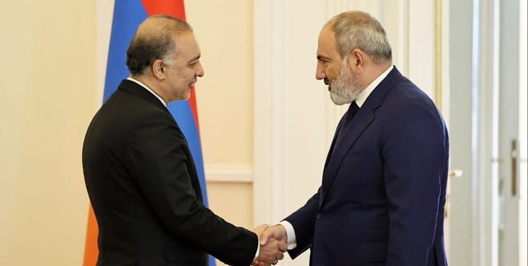 سفير إيران في يريفان، مهدي سبحاني، خلال لقائه رئيس الوزراء الأرميني، نيكول باشينيان
