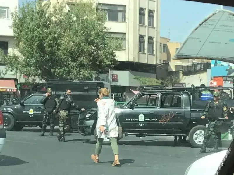 امرأة تتحدى الأمن في إيران بعدم ارتدائها الحجاب