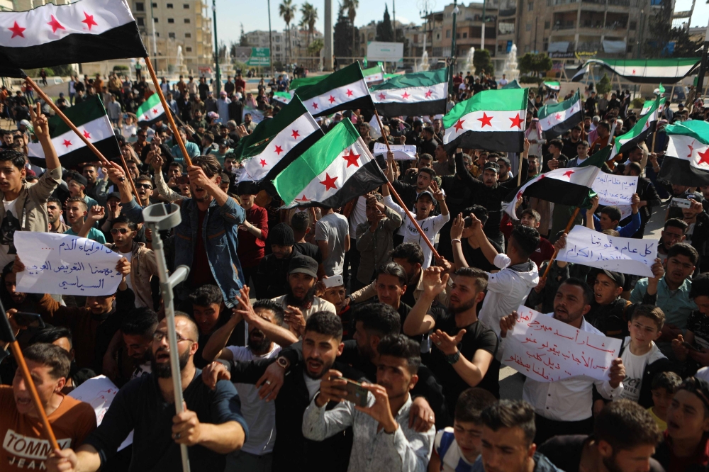 سوريون يحتشدون في جنوب البلاد للمطالبة بتنحي الأسد في ظل تردي الأوضاع الاقتصادية