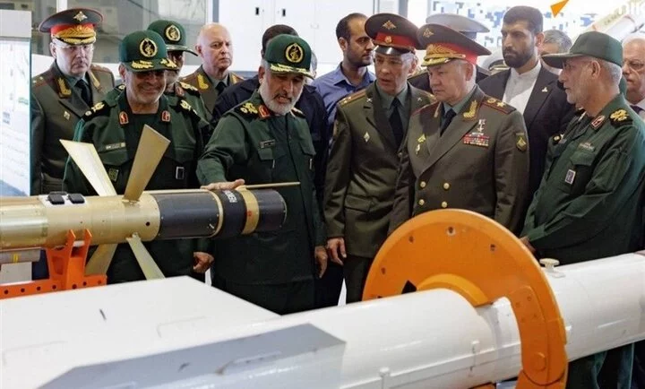 وزير الدفاع الروسي يزور معرضاً لطائرات المسيرة والصواريخ تابعة للحرس الثوري الإيراني