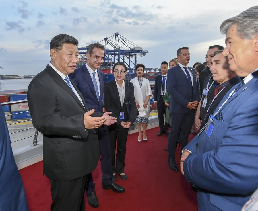 الرئيس الصيني أثناء تفقده أحد مشروعات مبادرة الحزام والطريق