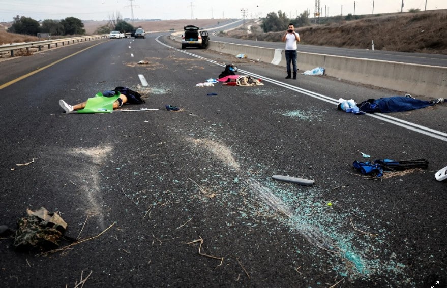 جثث متناثرة على طريق في منطقة سديروت في إسرائيل
