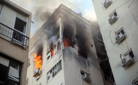 حريق في مبنى في تل أبيب عقب إطلاق صواريخ من قطاع غزة