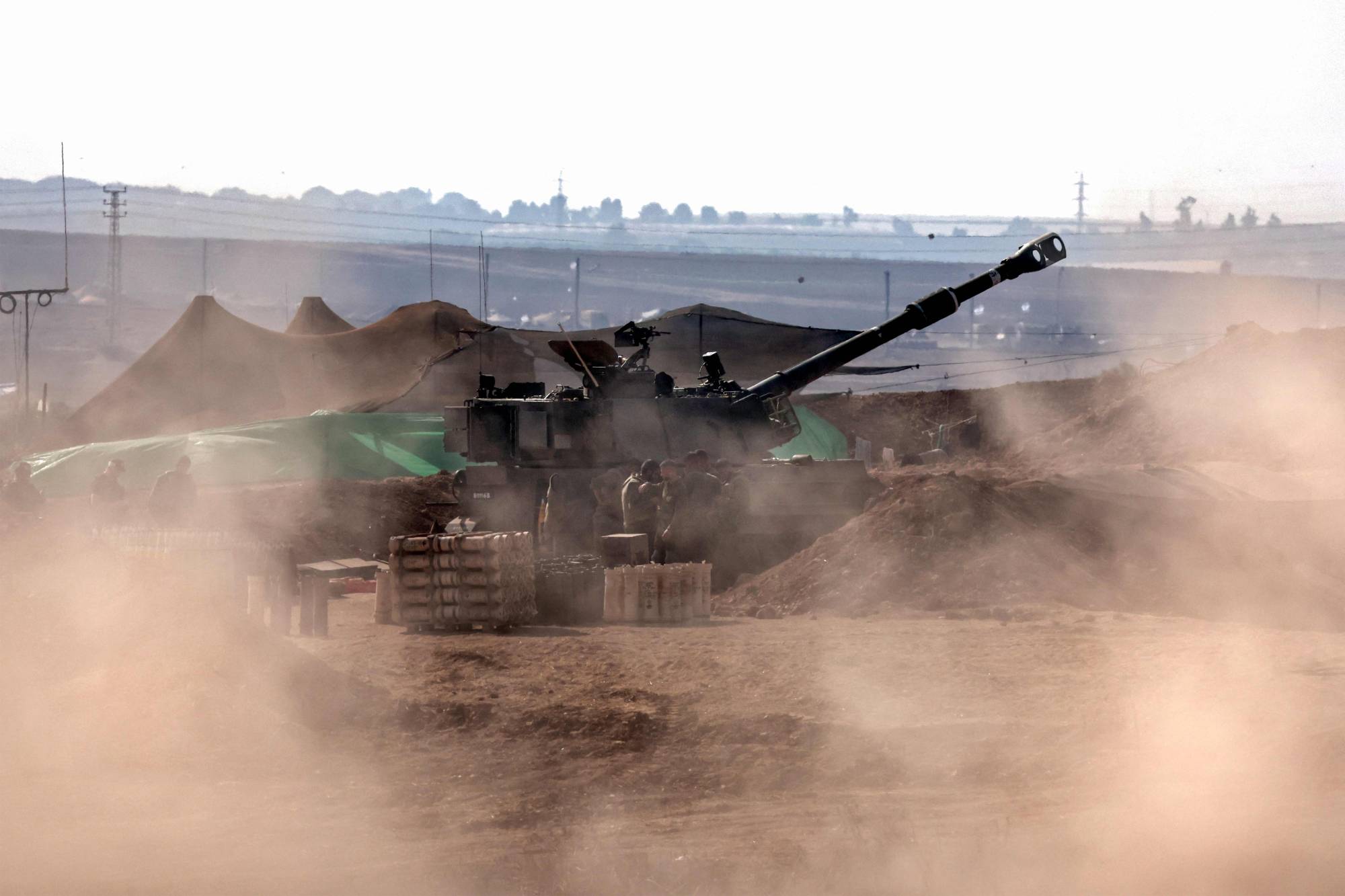 دبابة إسرائيلية تطلق قذائفها نحو غزة