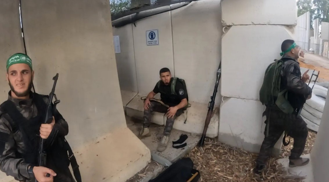 صورة مأخوذة من شريط فيديو صوره أحد قادة حماس الذي قُتل يوم السبت. ويظهر المسلحون داخل مركز استخبارات إسرائيلي