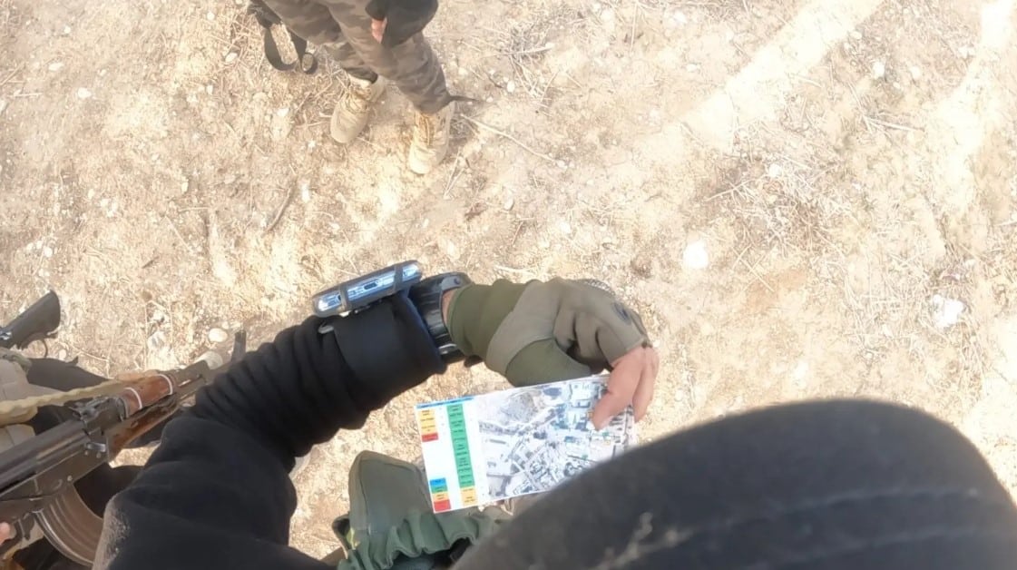 قائد حماس يراجع خريطة القاعدة التي تضم مركز المخابرات