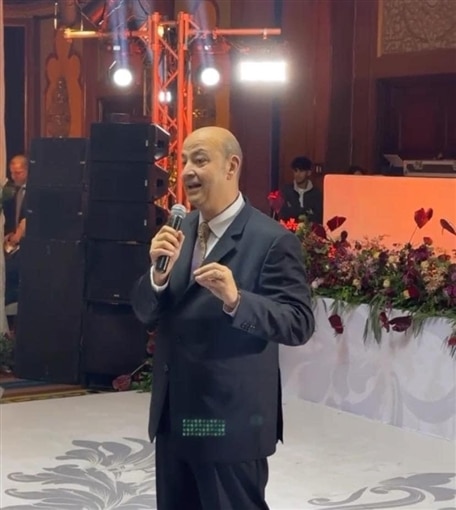 عمرو أديب يرد على سخرية نجله في حفل زفافه ويوجه رسالة