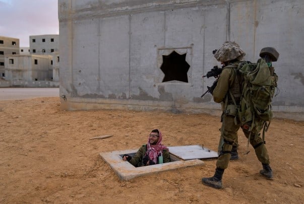 جنود إسرائيل يبحثون عن أنفاق حماس