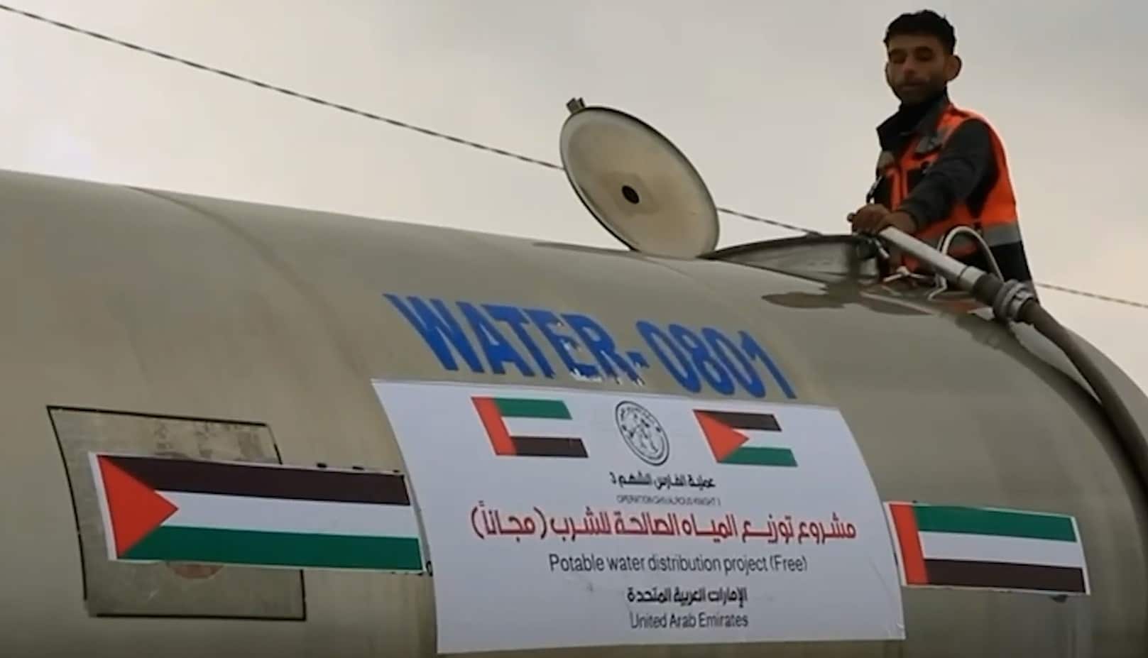 بدء توزيع مياه شرب محطات التحلية الإماراتية على مراكز الإيواء في غزة - شبكة رؤية الإخبارية