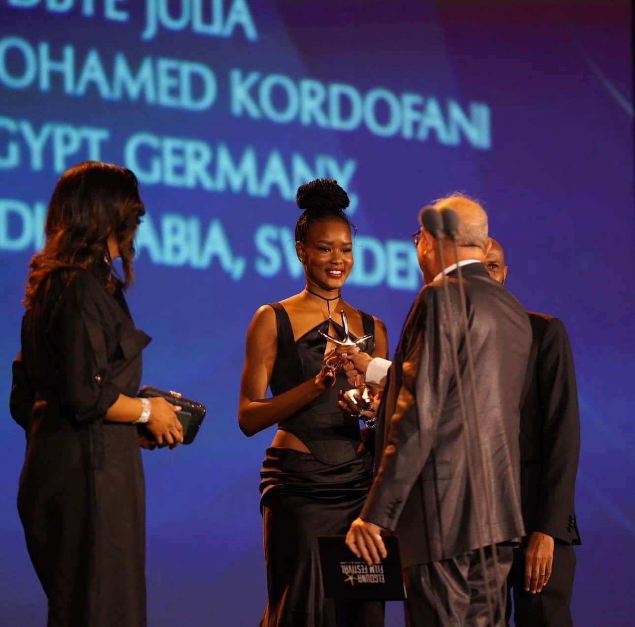 صور| فيلم «وداعًا جوليا» يفوز بجائزة الجمهور بمهرجان الجونة السينمائي