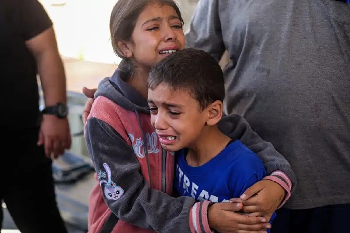 children are seen crying because of israeli raids