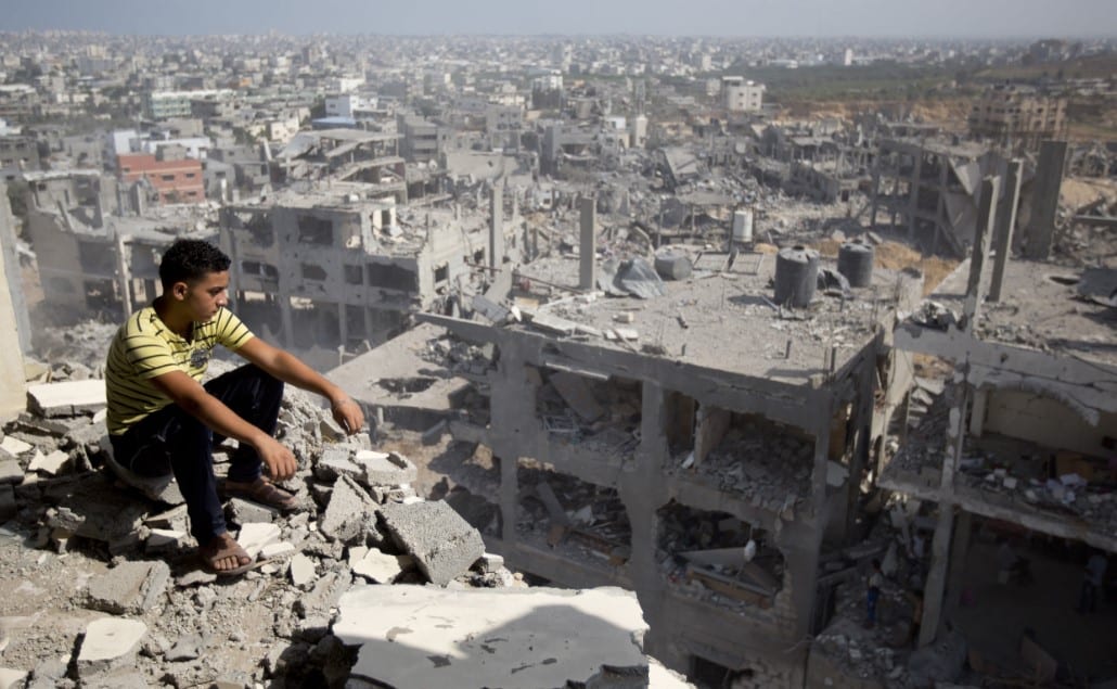 الذخائر غير المنفجرة.. تهديد خطير قد يجعل غزة غير صالحة للسكن