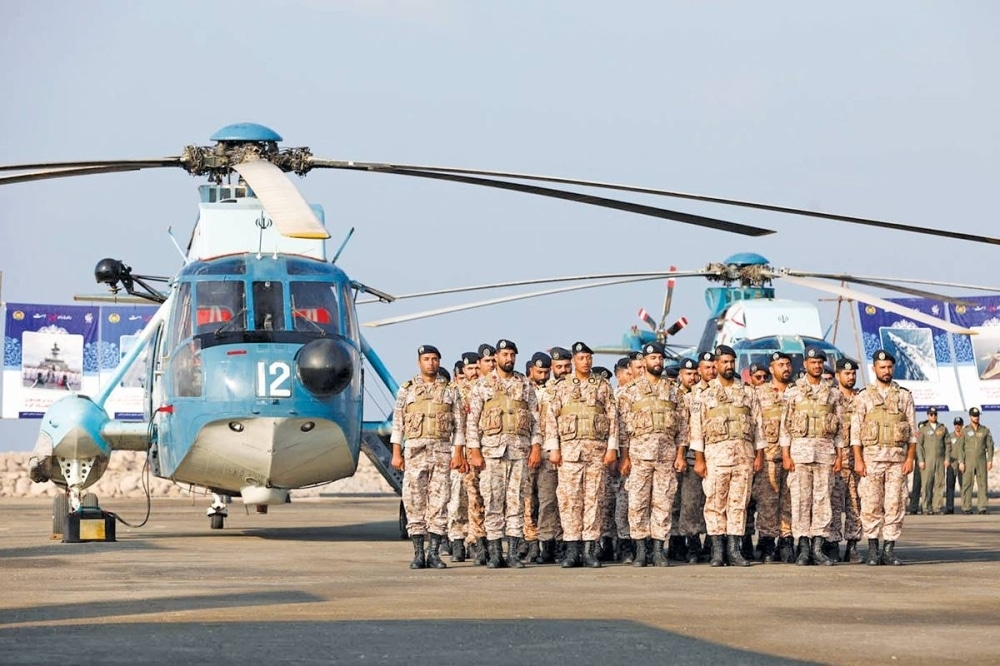 جنود البحرية الإيرانية مع المروحيات الجديدة بقاعدة كوناراك