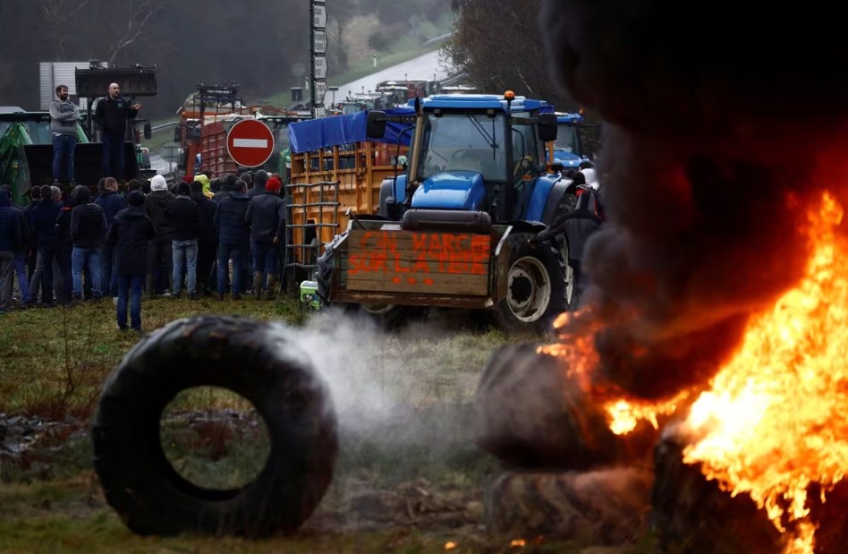 «حصار باريس».. المزارعون الغاضبون في مواجهة مع الحكومة الفرنسية