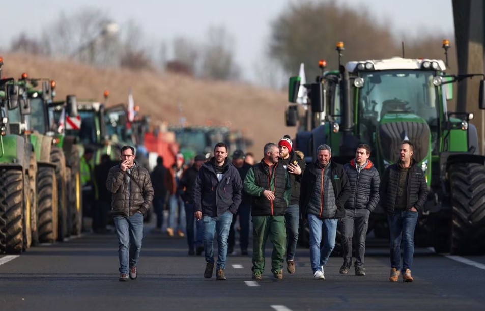 «حصار باريس».. المزارعون الغاضبون في مواجهة مع الحكومة الفرنسية