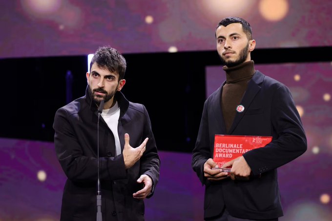 ليوفال إبراهام والمخرج الفلسطيني باسل عدرا في مهرجان برلين