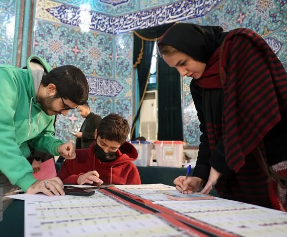 ايرانيون يشاركون في الانتخابات