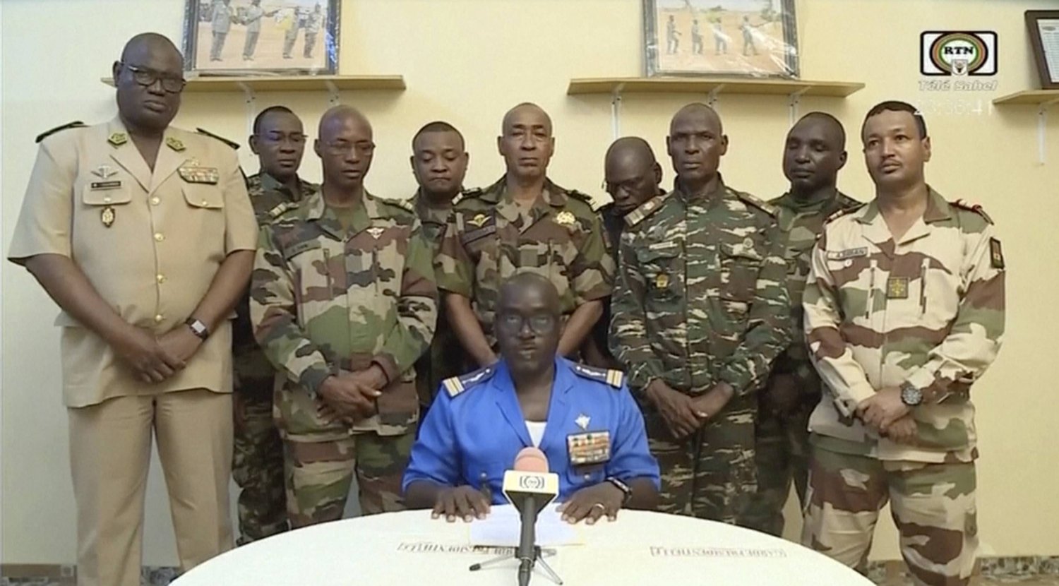 ضباط من جيش النيجر على التلفزيون الحكومي للإعلان عن انقلاب عسكري في يوليو 2023