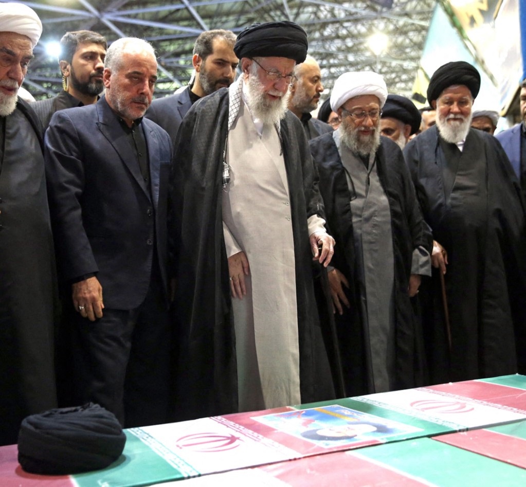 خامنئي يؤم صلاة الجنازة على الرئيس الإيراني