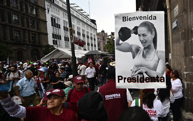 أحد المؤيدين يحمل لافتة عليها صورة المرشحة الرئاسية المكسيكية عن حزب مورينا الحاكم