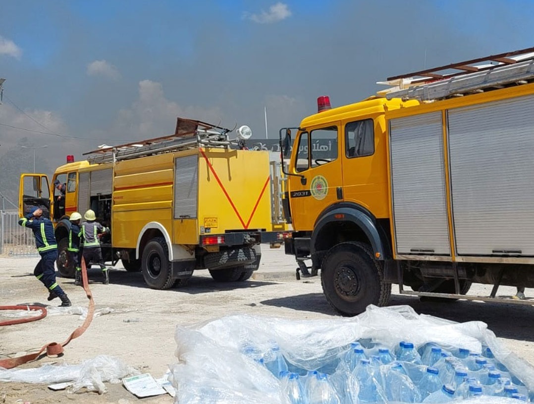عناصر الإطفاء المصرية تشارك في إخماد نيران مخازن المساعدات في رفح