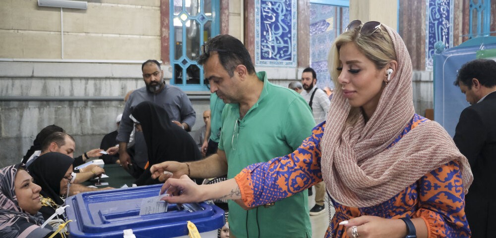 الناخبون يشاركون في اقتراع الرئاسة في إيران 11