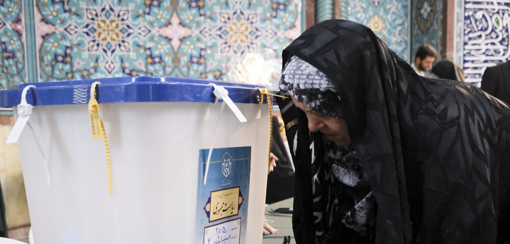 الناخبون يشاركون في اقتراع الرئاسة في إيران 13