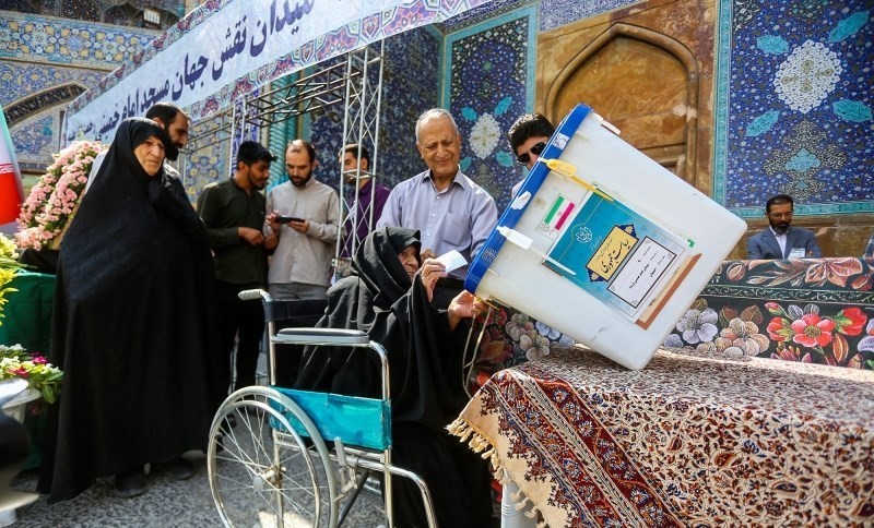 الناخبون يشاركون في اقتراع الرئاسة في إيران 17