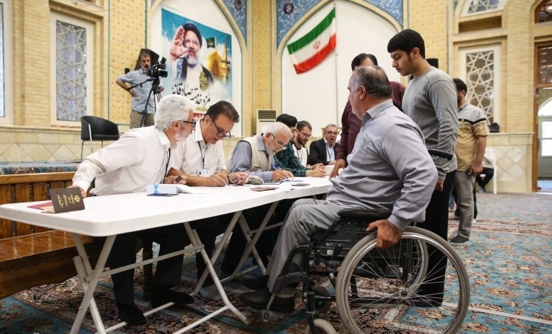 الناخبون يشاركون في اقتراع الرئاسة في إيران 18