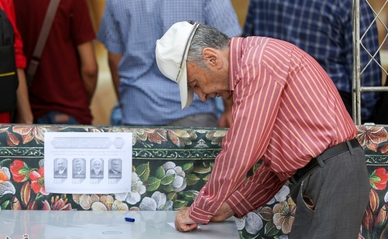 الناخبون يشاركون في اقتراع الرئاسة في إيران 22