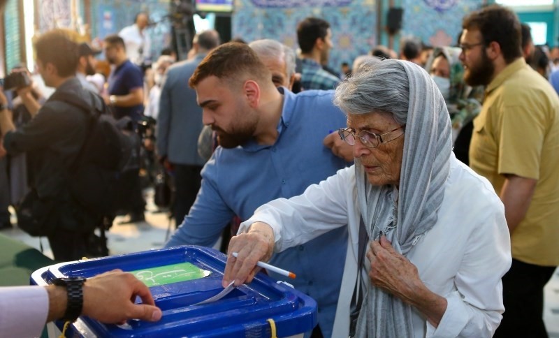 الناخبون يشاركون في اقتراع الرئاسة في إيران 24