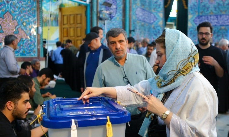 الناخبون يشاركون في اقتراع الرئاسة في إيران 25